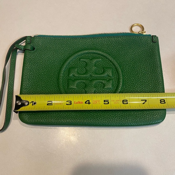 TORY BURCH PERRY BOMBE PEBBLED LEATHER WRISLET IN ARUGULA GREEN - Picture 2 of 7